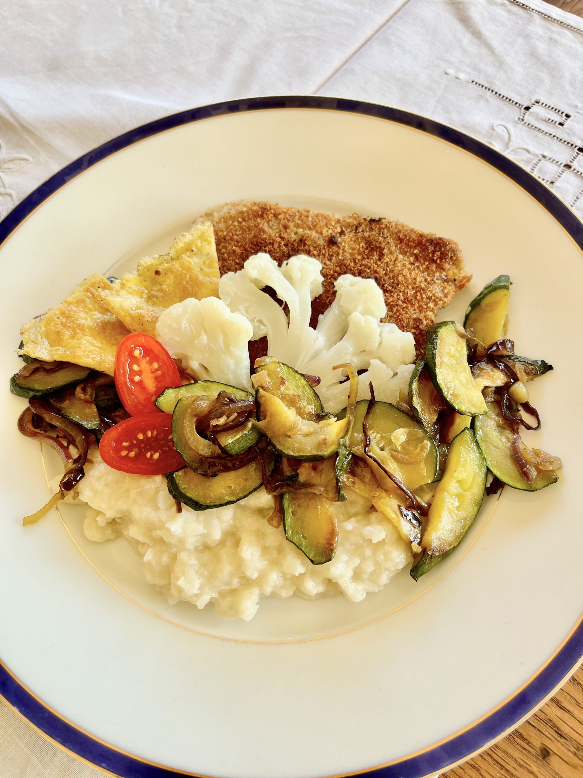 Paniertes Sojaschnitzel mit Blumenkohl und Zucchini