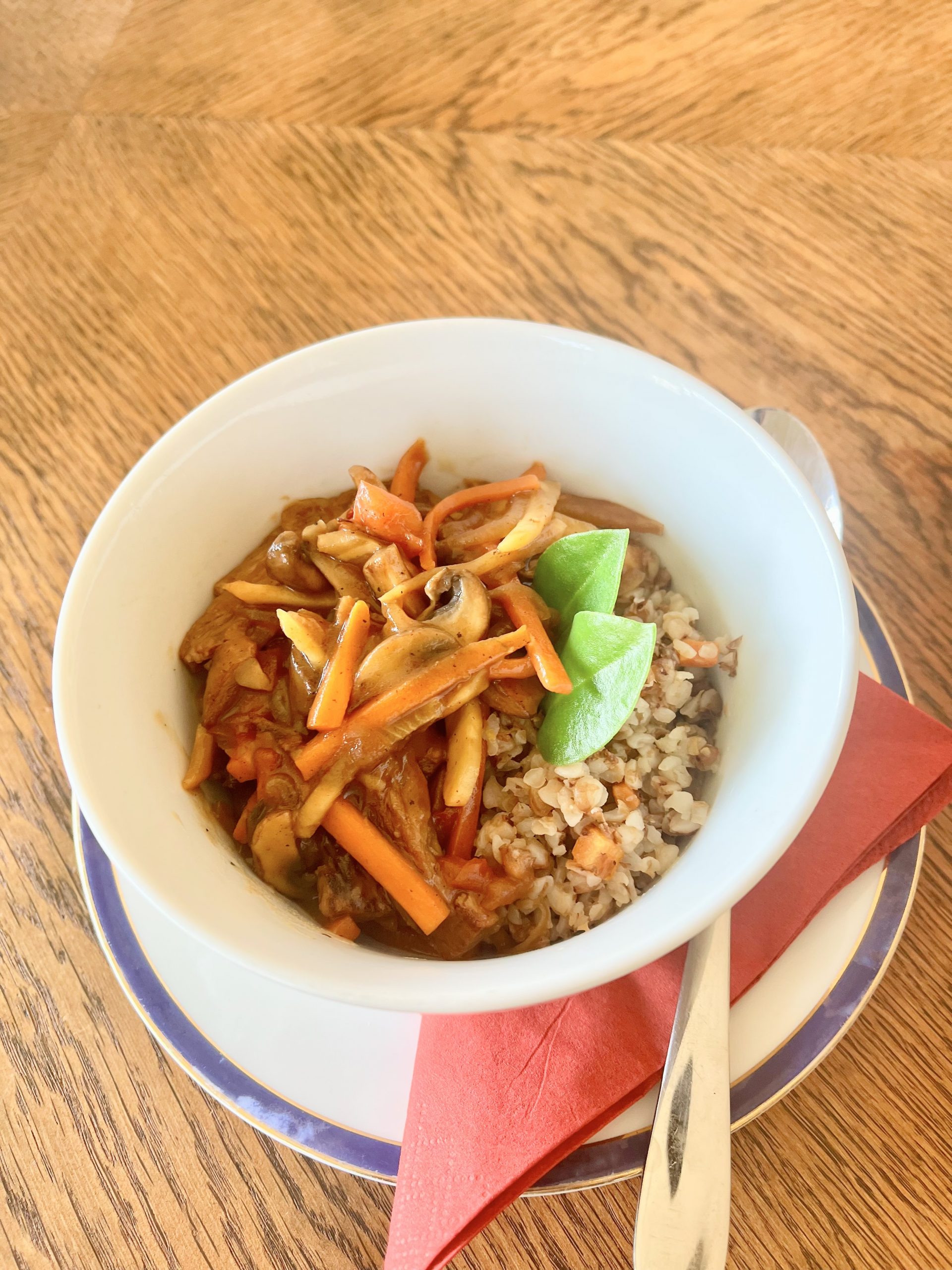 Sojageschnetzeltes mit Gemüse und Buchweizen