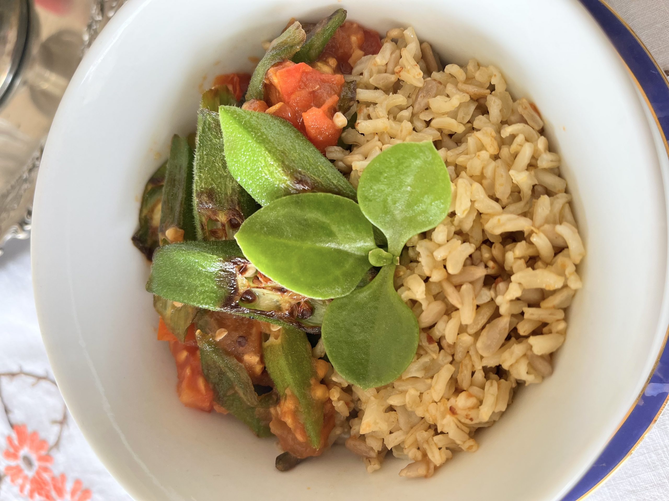 Gebratene Okra mit Reis