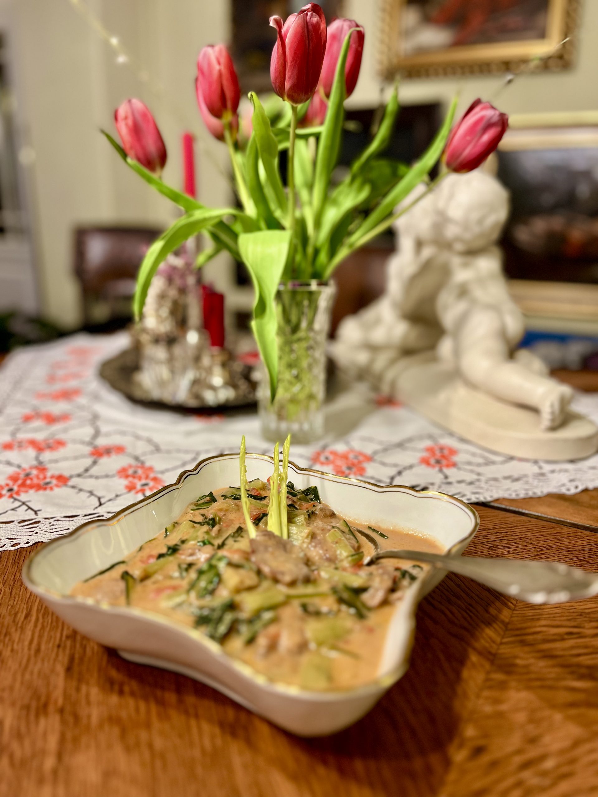 Lende mit Catalogna und Blauschimelkäse