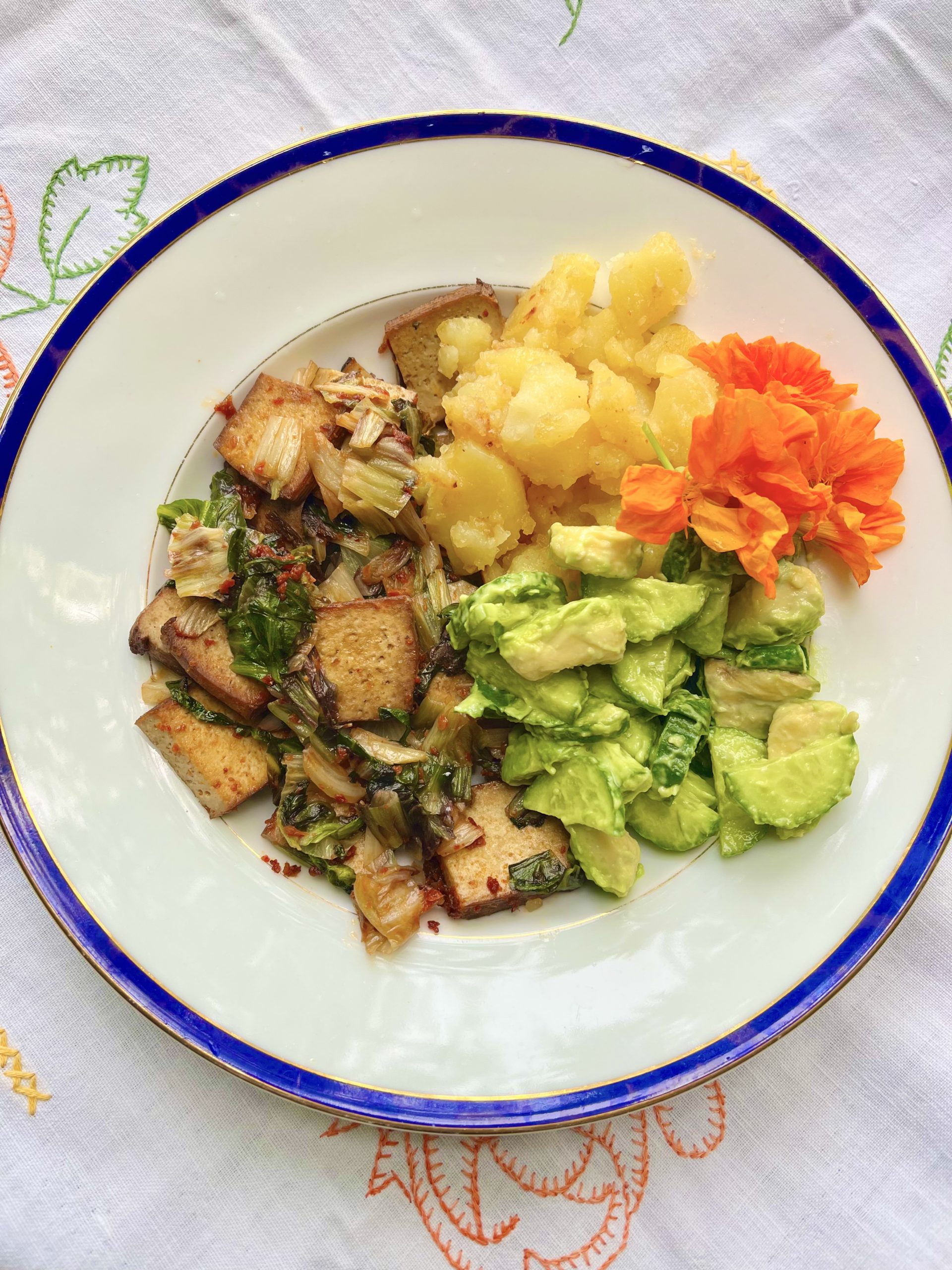 Ein einfacher, aber sehr leckerer Gurken-Avocado-Salat